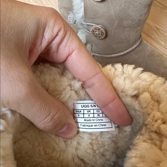 UGG Women's Bailey Button Triplet II Water Resistant Boots - Size 5 - Picture 7 of 8